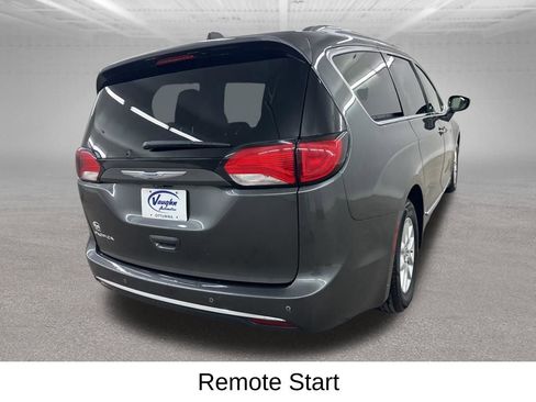 Used 2020 Chrysler Pacifica Touring-L image 13