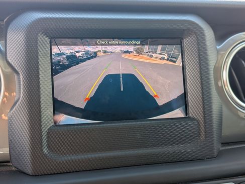 Used 2019 Jeep Wrangler Unlimited Sahara image 19