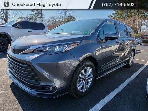 Used 2025 Toyota Sienna XLE w/ XLE Plus Package image 1