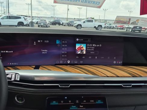 Used 2025 Cadillac Escalade Sport Platinum w/ LPO, Floor Liner Package AWD/4WD image 12