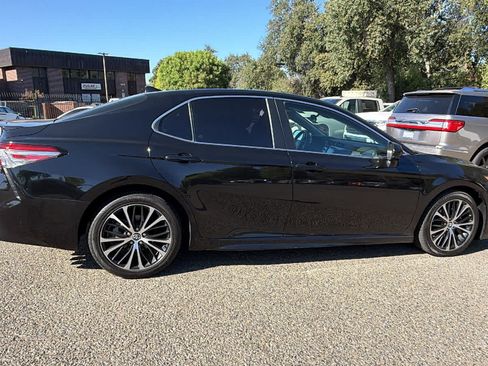 Used 2019 Toyota Camry SE FWD image 4