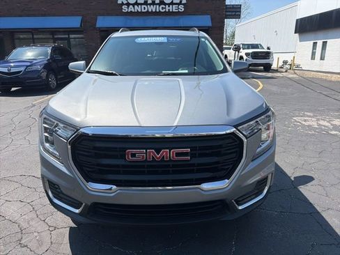 Used 2024 GMC Terrain SLE w/ Driver Convenience Package image 2