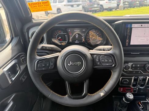 Used 2024 Jeep Gladiator Sport AWD/4WD image 11