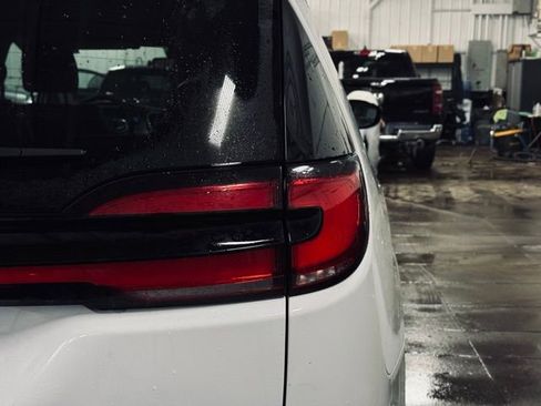 Used 2024 Chrysler Pacifica Touring-L image 8