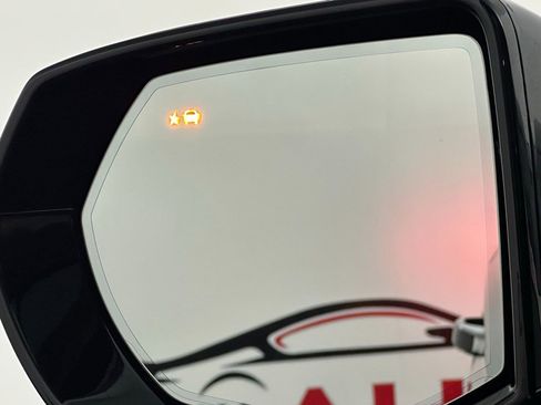 Used 2021 GMC Yukon Denali w/ Denali Premium Package image 38