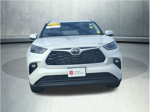 Used 2024 Toyota Highlander XLE image 2