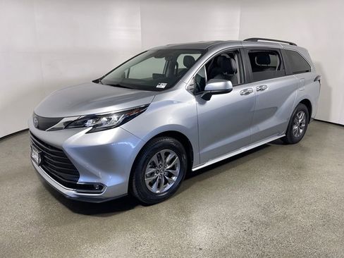 Certified 2023 Toyota Sienna XLE image 7