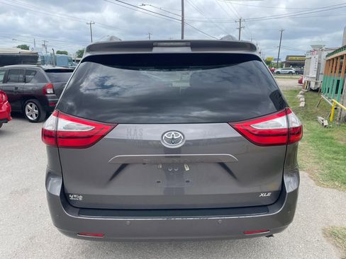 Used 2017 Toyota Sienna XLE Premium FWD image 2