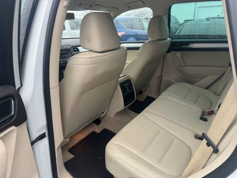 Used 2016 Volkswagen Touareg Sport image 8
