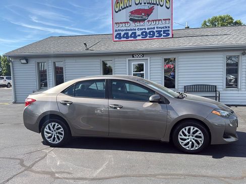 Used 2017 Toyota Corolla LE FWD image 8