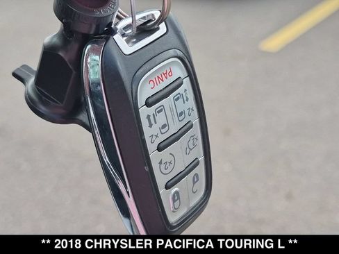 Used 2018 Chrysler Pacifica Touring-L w/ Premium Audio Group FWD image 28