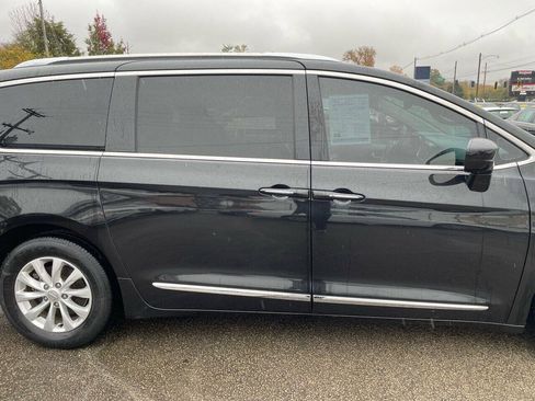 Used 2019 Chrysler Pacifica Touring-L FWD image 4