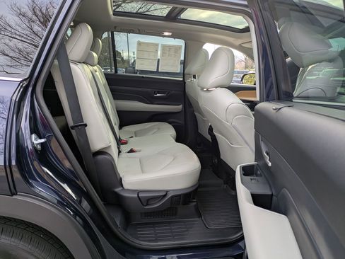 Used 2025 Toyota Grand Highlander AWD Hybrid image 34