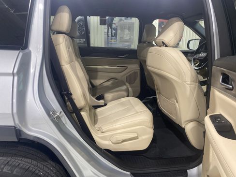 Used 2023 Jeep Grand Cherokee L Limited w/ Luxury Tech Group II AWD/4WD image 16