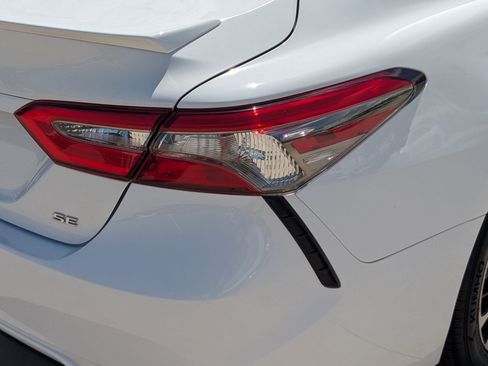 Used 2018 Toyota Camry SE w/ Moonroof Package FWD image 11