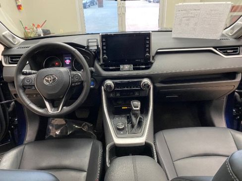 Used 2022 Toyota RAV4 XLE Premium AWD/4WD image 19