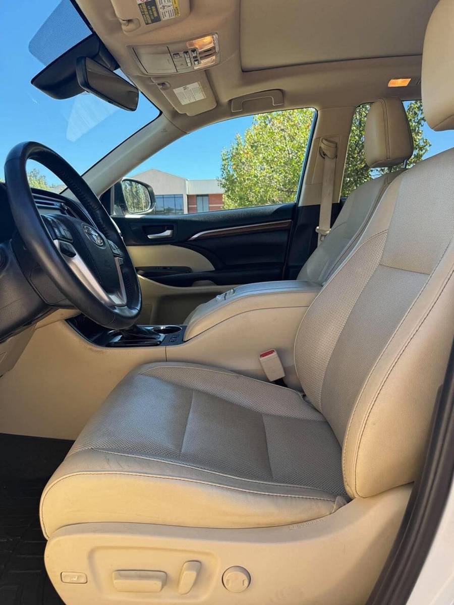 Used 2019 Toyota Highlander Limited Platinum FWD image 11
