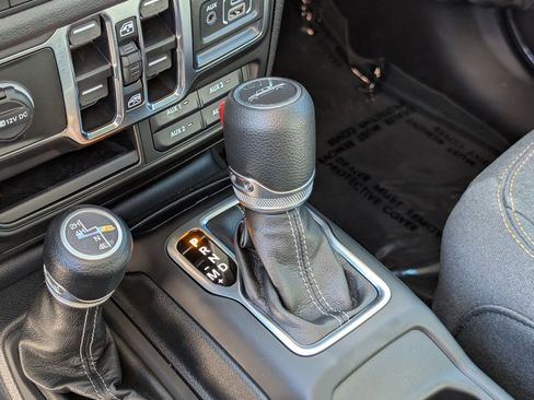 Used 2025 Jeep Gladiator Sport AWD/4WD image 21