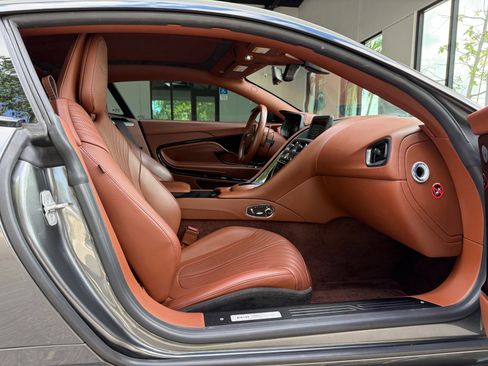 Used 2018 Aston Martin DB11 V12 RWD image 24
