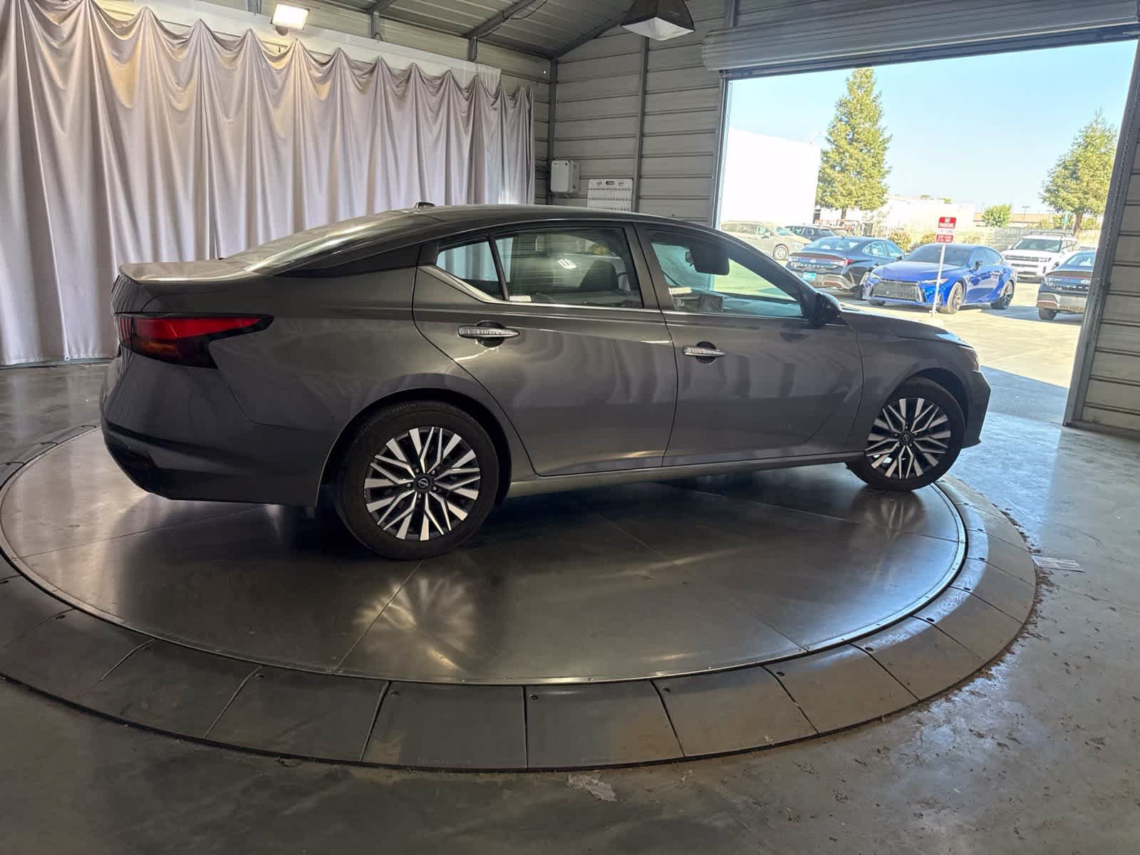 Used 2025 Nissan Altima 2.5 SV FWD image 3