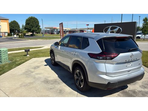 Used 2025 Nissan Rogue SV AWD/4WD image 3