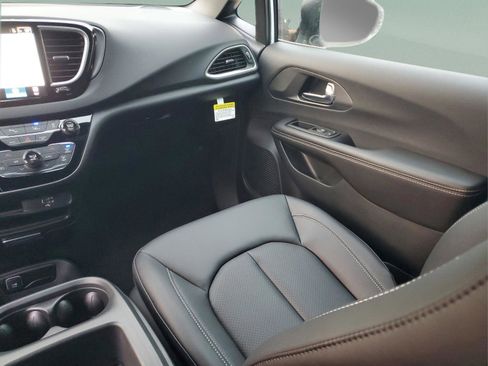 New 2026 Chrysler Voyager LX image 13