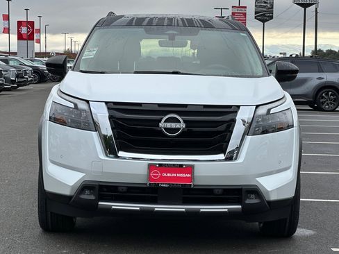 New 2025 Nissan Pathfinder Platinum image 9