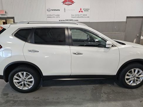 Used 2019 Nissan Rogue SV image 2