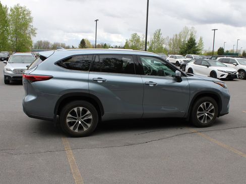 Used 2022 Toyota Highlander XLE AWD/4WD image 4