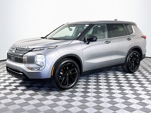 Used 2023 Mitsubishi Outlander SE image 4