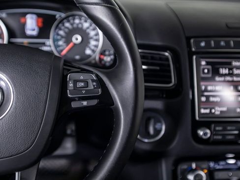 Used 2016 Volkswagen Touareg Sport image 39