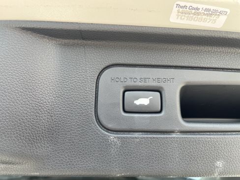 Used 2025 Honda Pilot Elite image 12