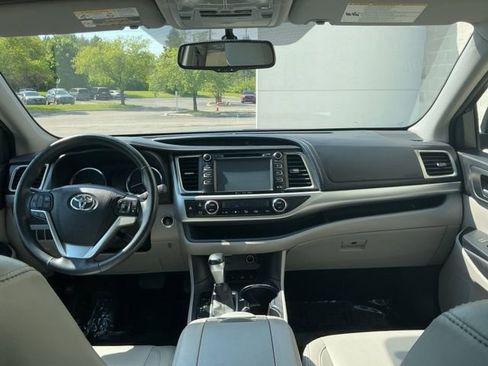 Used 2016 Toyota Highlander XLE AWD/4WD image 2