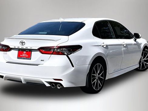 Used 2023 Toyota Camry SE image 5
