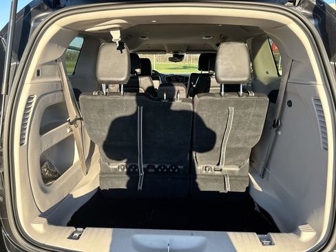 Used 2023 Chrysler Pacifica Touring-L image 35