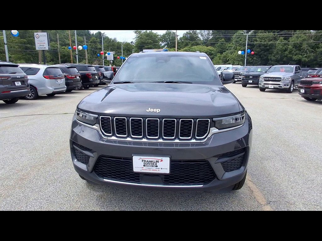 Used 2026 Jeep Grand Cherokee Laredo w/ MOPAR Finishing Package AWD/4WD image 3