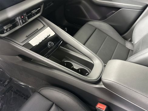 Certified 2025 Porsche Macan 4 Electric image 33