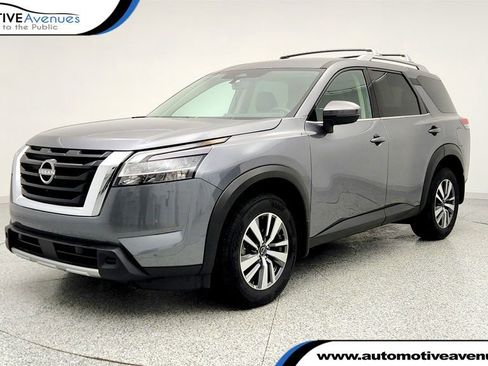 Used 2024 Nissan Pathfinder SL image 1