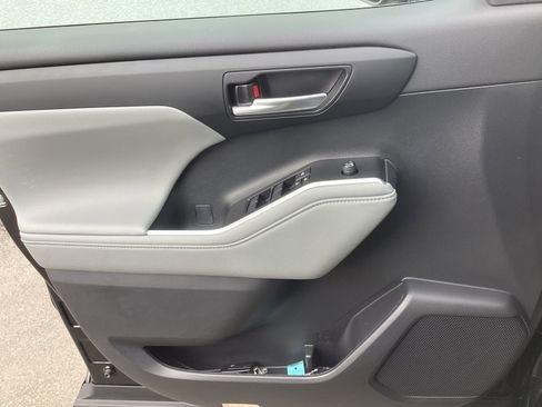 Certified 2023 Toyota Highlander XLE image 30