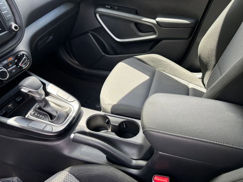 Used 2025 Kia Soul LX w/ LX Technology Package FWD image 39