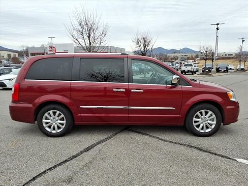 Used 2016 Chrysler Town & Country Limited Platinum image 3