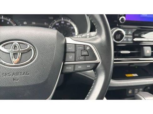 Used 2024 Toyota Highlander XLE FWD image 27
