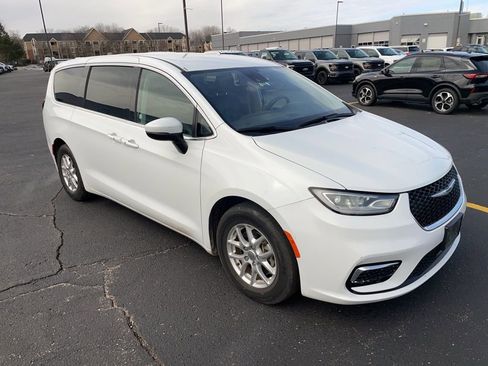 Used 2023 Chrysler Pacifica Touring-L image 3