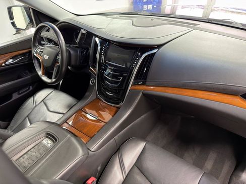 Used 2017 Cadillac Escalade Premium Luxury AWD/4WD image 25