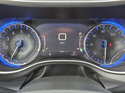 Used 2022 Chrysler Pacifica Touring-L image 14