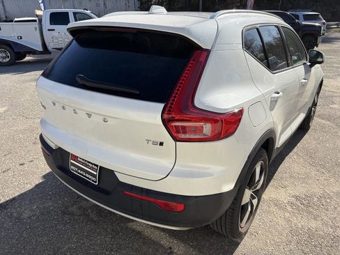 Used 2021 Volvo XC40 T5 Momentum image 7