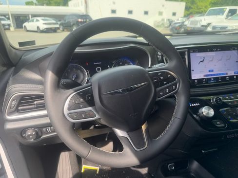 Used 2025 Chrysler Pacifica Select AWD/4WD image 13