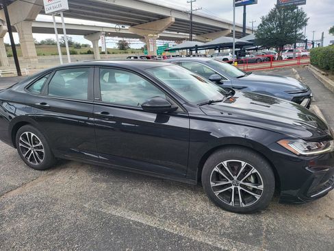 Used 2025 Volkswagen Jetta Sport image 4