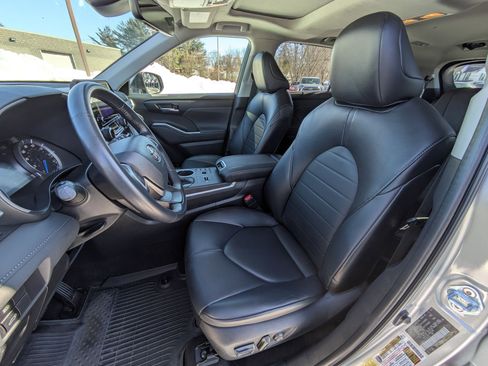 Used 2023 Toyota Highlander XLE image 7