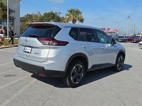 Used 2024 Nissan Rogue SV image 7
